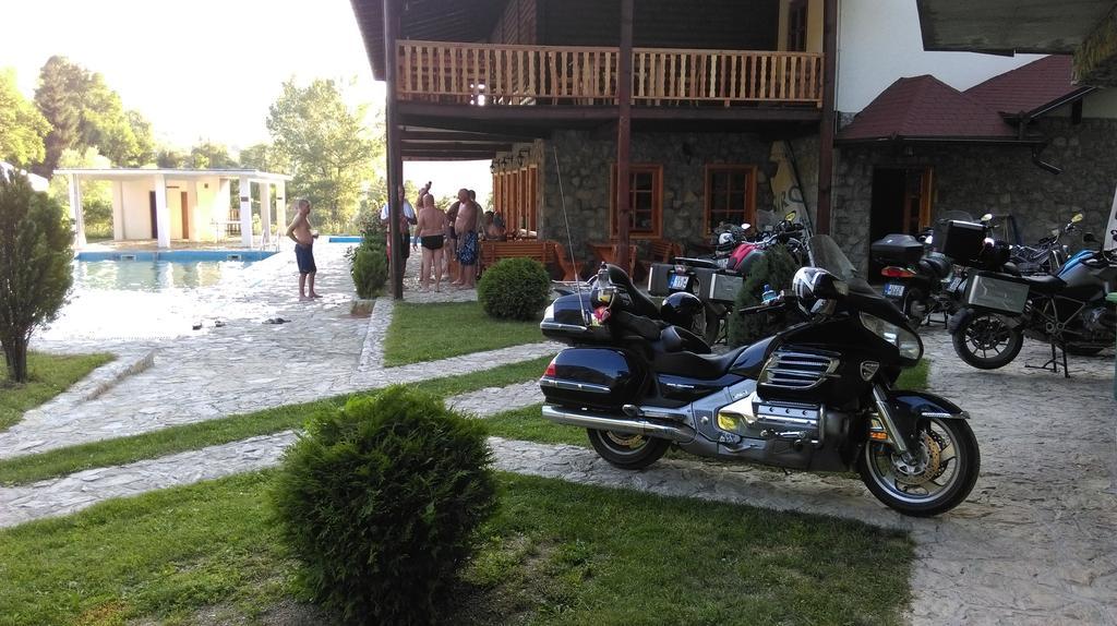 Hotel & Camping Etno Selo Vrelo Berane Bagian luar foto